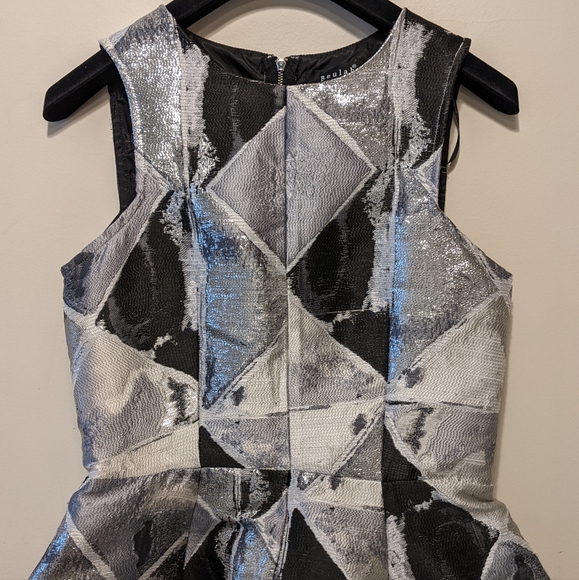 Beulah Style Silver/Black Geometric Peplum Sleeveless Top - Picture 5 of 11